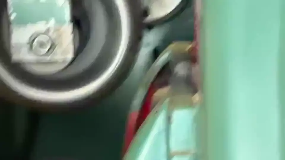 Standbild aus einer eigenen Aufnahme einer Holzsohlenmaschine